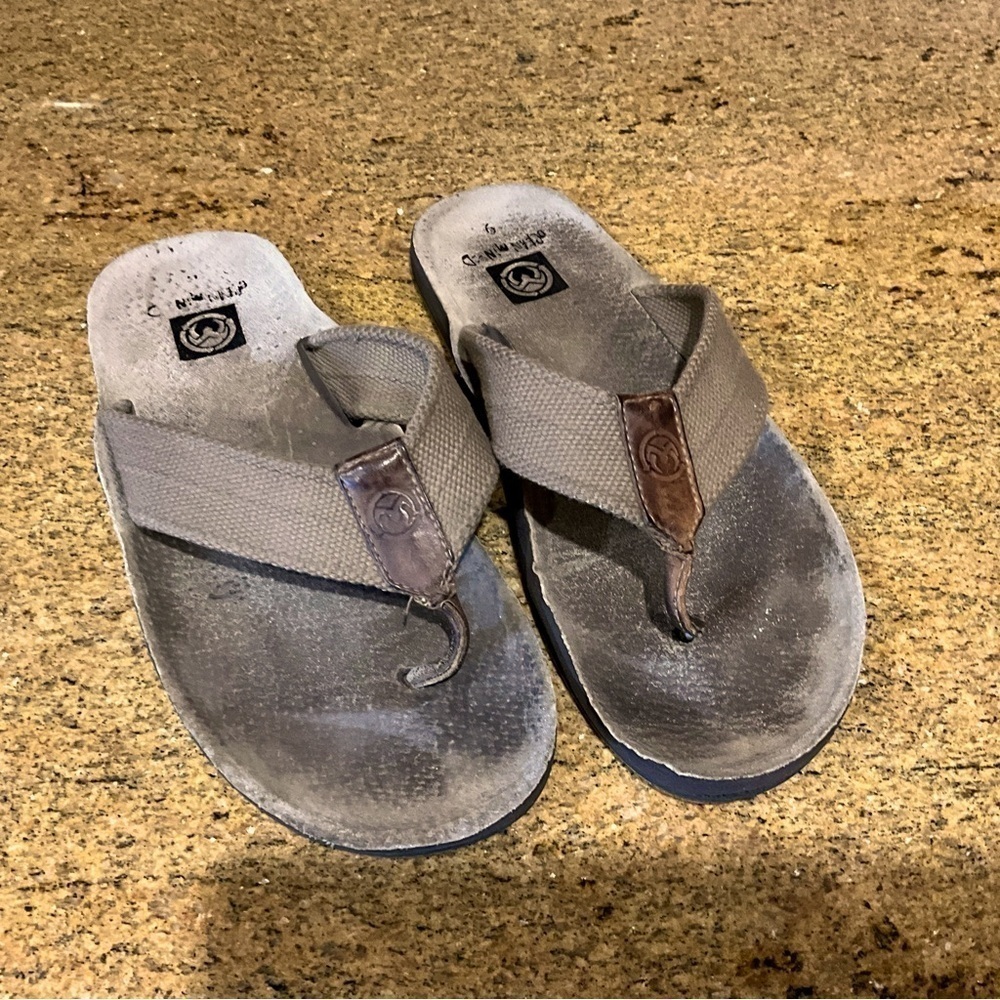 Ocean Minded Flip Flops Sz 9 Tan